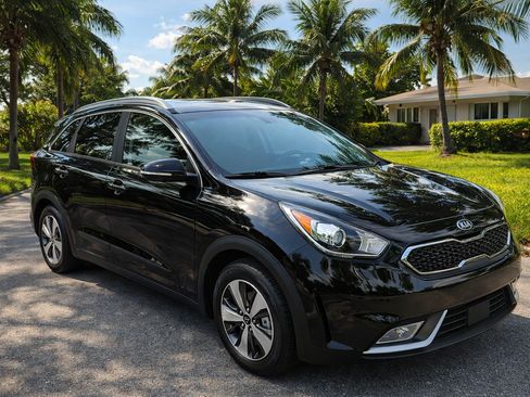 Used 2017 Kia Niro LX image 2