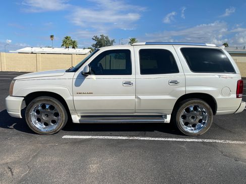 Used 2002 Cadillac Escalade AWD image 2