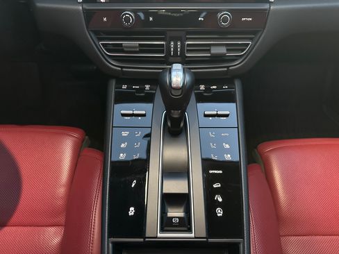 Used 2023 Porsche Macan image 30
