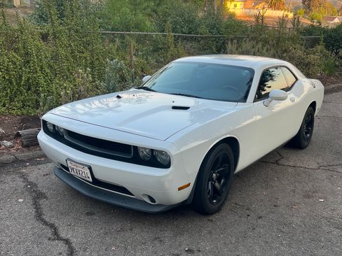 Used 2012 Dodge Challenger SXT image 1