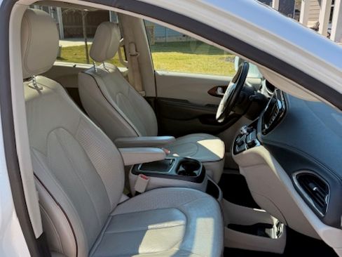 Used 2017 Chrysler Pacifica Limited w/ Advanced Safetytec Group image 8