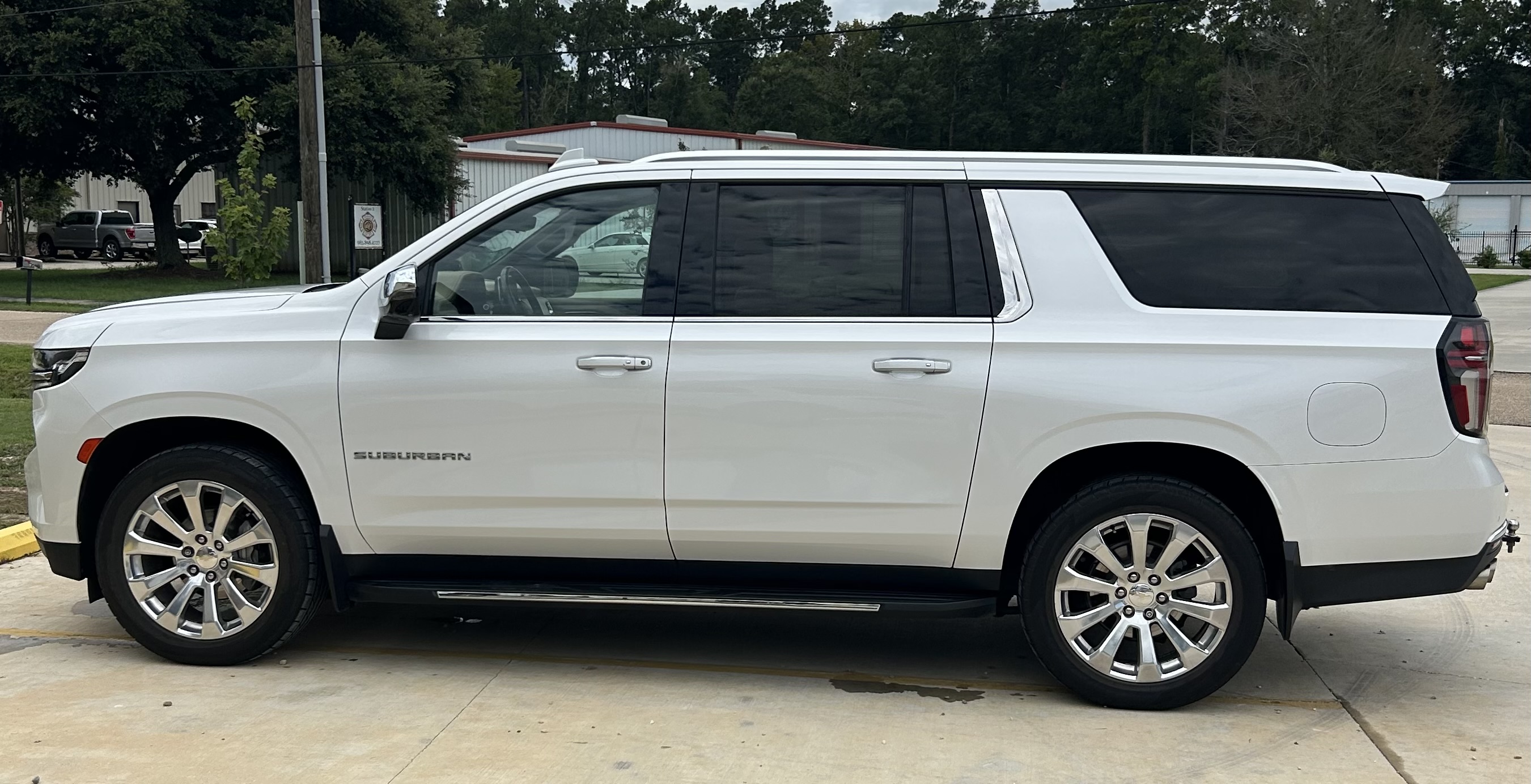 Used 2022 Chevrolet Suburban Premier w/ Premium Package 2 AWD/4WD image 1