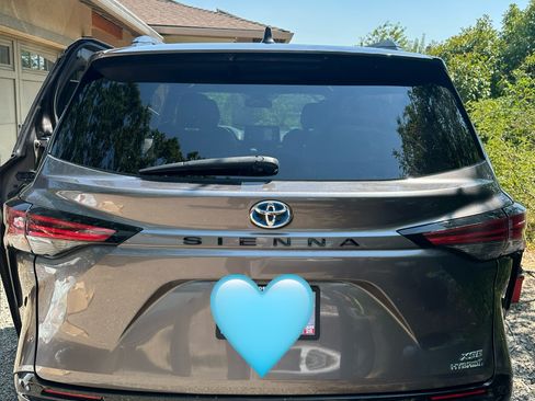 Used 2022 Toyota Sienna XSE w/ XSE Plus Package FWD image 2