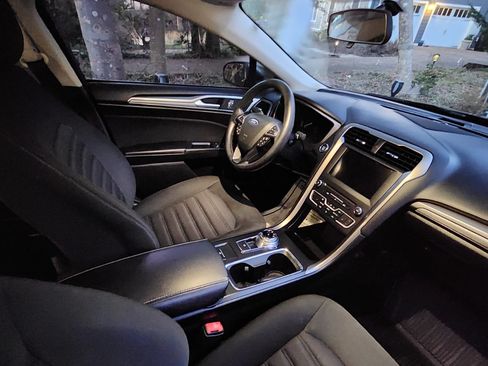 Used 2018 Ford Fusion SE w/ Fusion SE Technology Package FWD image 11