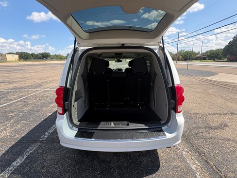 Used 2019 Dodge Grand Caravan SE w/ UConnect Hands-Free Group FWD image 6