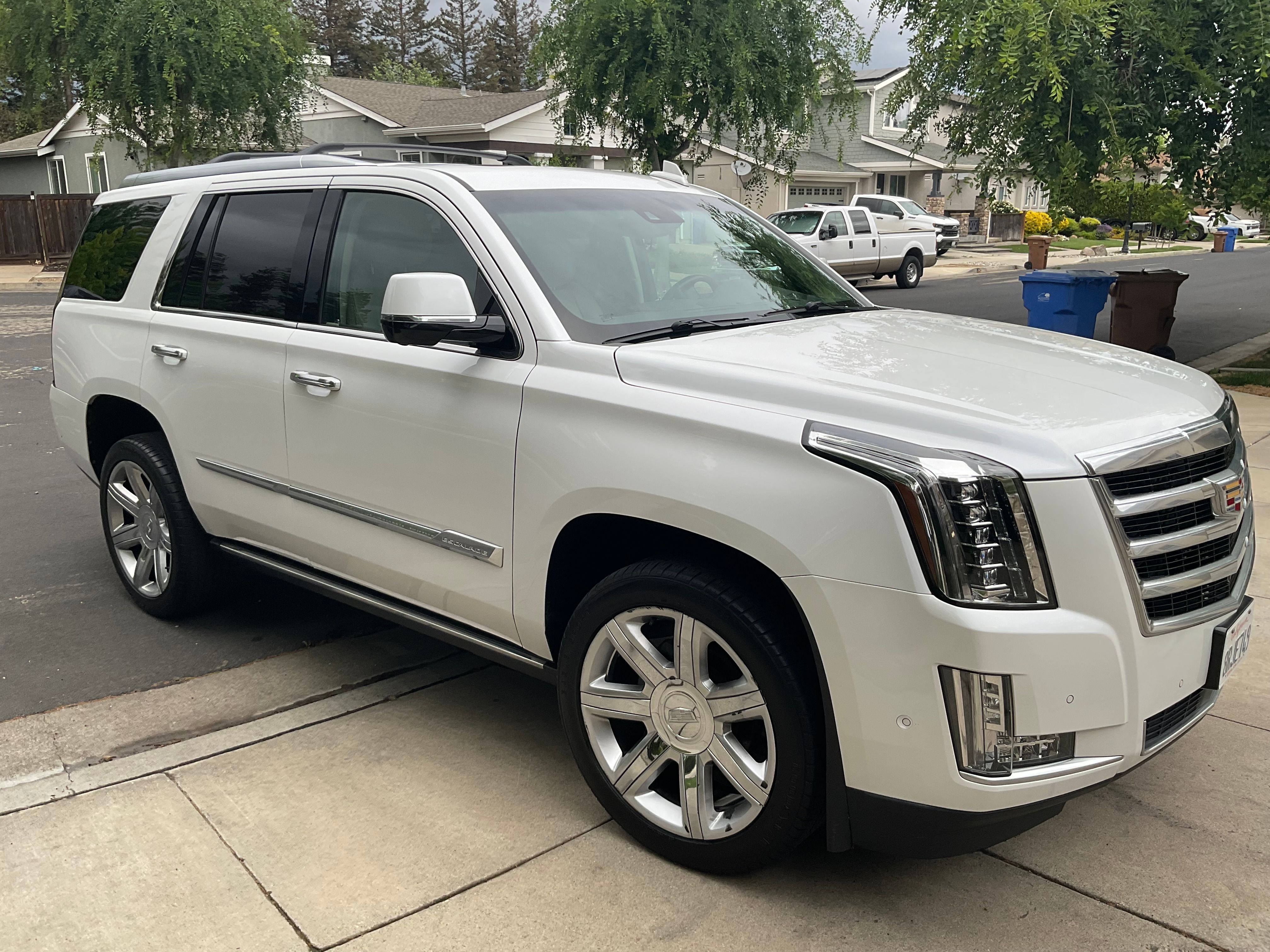 Used 2017 Cadillac Escalade Premium Luxury AWD/4WD image 4