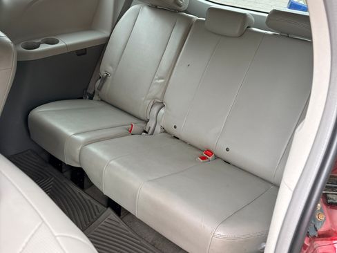 Used 2013 Toyota Sienna XLE w/ Entertainment Pkg FWD image 12