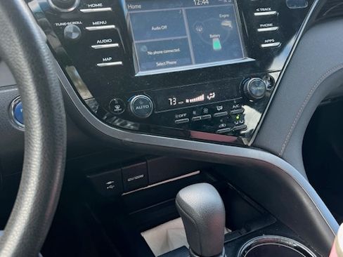 Used 2019 Toyota Camry LE image 10