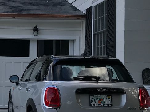 Used 2018 MINI Cooper 4-Door Hardtop image 2