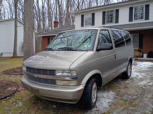 Used 2004 Chevrolet Astro Passenger AWD w/ LS Preferred Equipment Group image 2