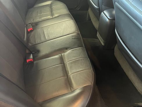 Used 2004 Ford Crown Victoria LX image 9