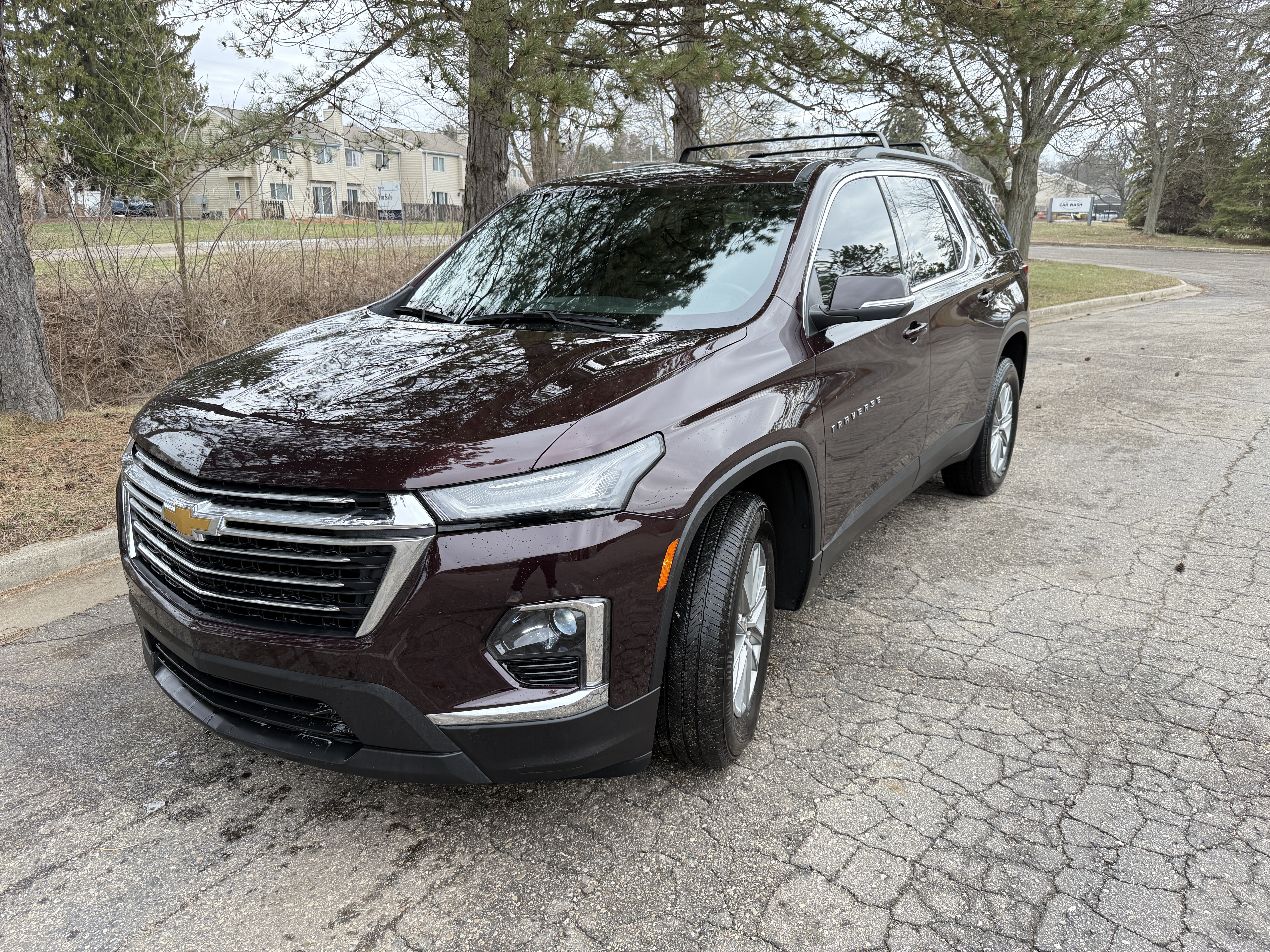 Used 2023 Chevrolet Traverse LT FWD image 1