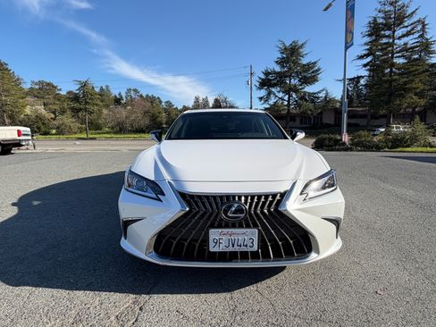 Used 2023 Lexus ES 300h w/ Premium Package image 2