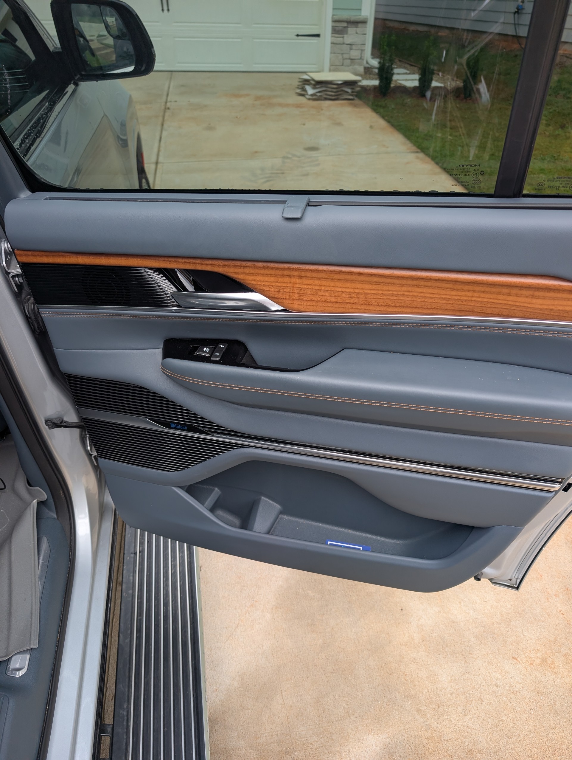 Used 2023 Jeep Grand Wagoneer Series II AWD/4WD image 15