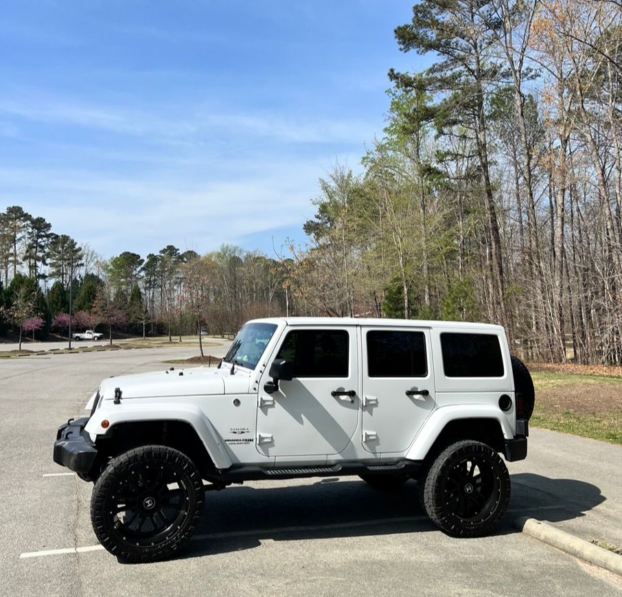 Used 2018 Jeep Wrangler Unlimited Sahara w/ Connectivity Group AWD/4WD image 4