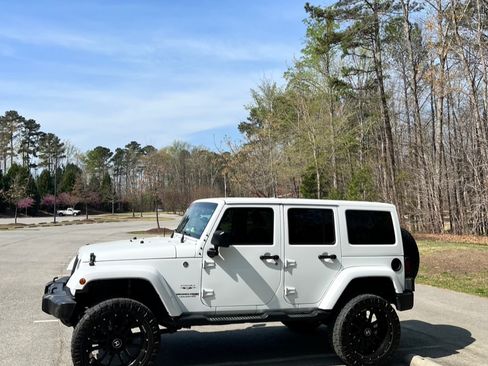 Used 2018 Jeep Wrangler Unlimited Sahara w/ Connectivity Group AWD/4WD image 4