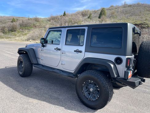 Used 2016 Jeep Wrangler Unlimited Rubicon w/ Connectivity Group AWD/4WD image 9