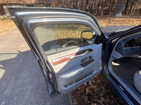 Used 2004 Lincoln Town Car Signature image 15