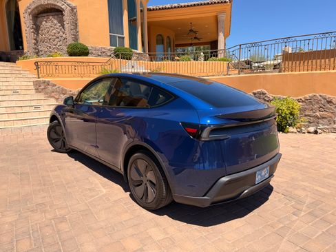 Used 2026 Tesla Model Y Long Range RWD image 4