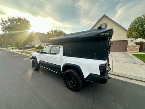 Used 2017 Toyota Tacoma TRD Off-Road image 6