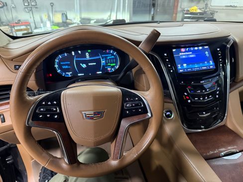Used 2016 Cadillac Escalade ESV Platinum AWD/4WD image 5
