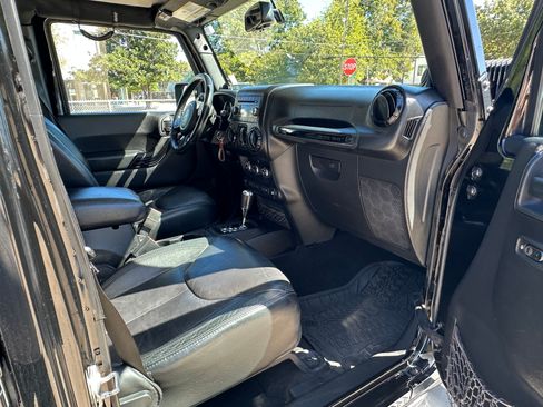 Used 2014 Jeep Wrangler Unlimited Sahara image 13