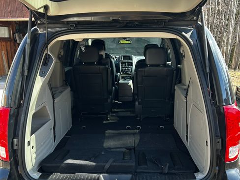 Used 2017 Dodge Grand Caravan SXT image 25