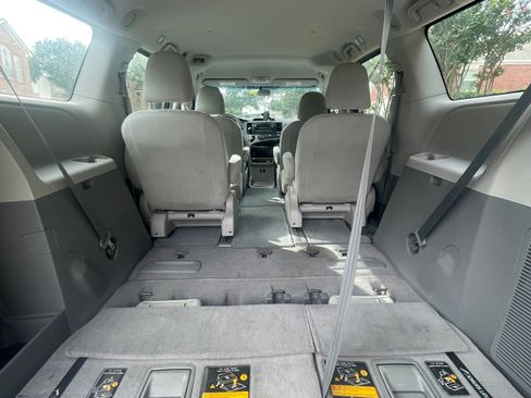 Used 2011 Toyota Sienna w/ Towing Pkg FWD image 12