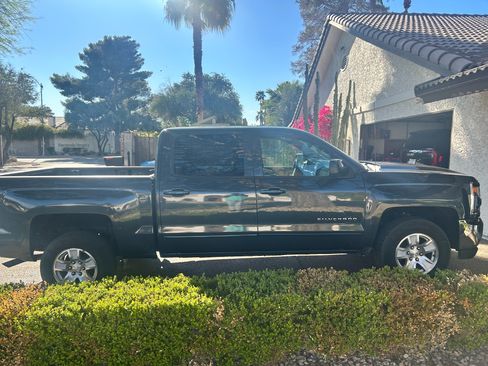 Used 2018 Chevrolet Silverado 1500 LT w/ LT Eassist Package image 2