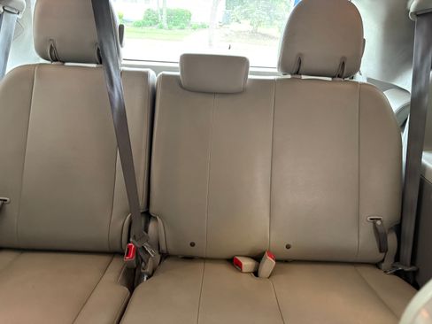 Used 2011 Toyota Sienna XLE w/ Entertainment Pkg FWD image 5