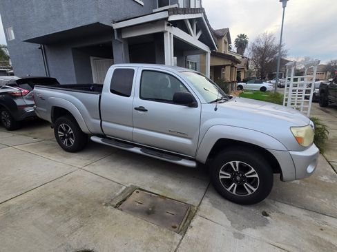 Used 2005 Toyota Tacoma PreRunner image 2