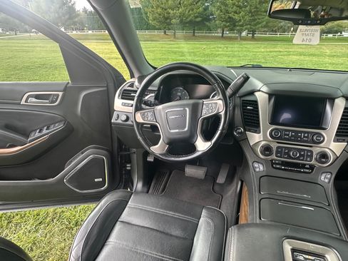 Used 2020 GMC Yukon XL Denali w/ Denali Premium Package image 9