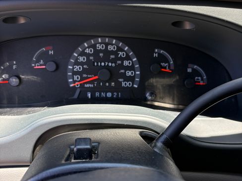 Used 2002 Ford E-150 and Econoline 150 RWD image 5