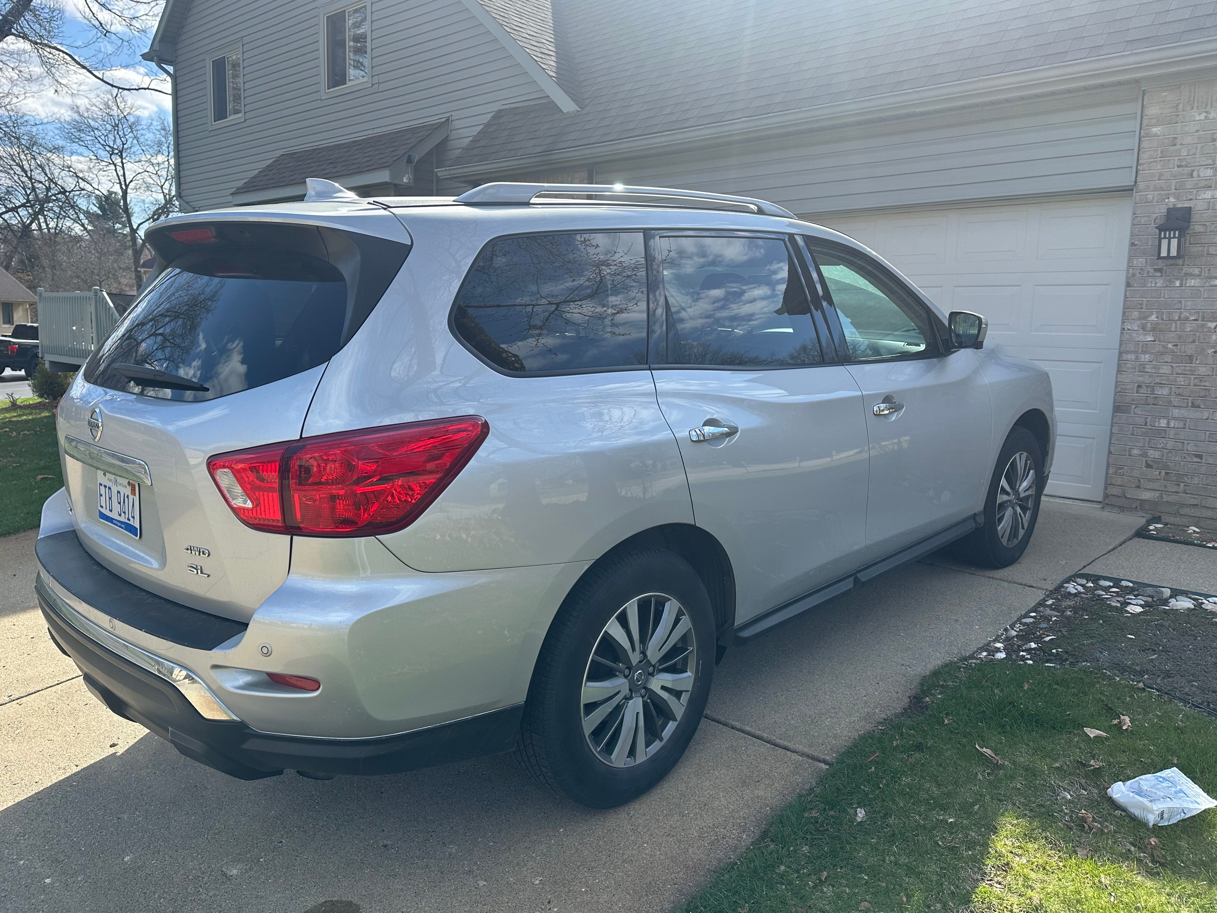Used 2020 Nissan Pathfinder SL AWD/4WD image 9