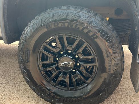 Used 2025 Chevrolet Silverado 2500 ZR2 w/ Technology Package AWD/4WD image 16