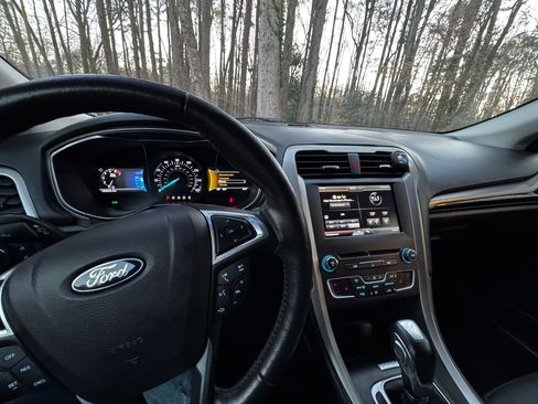 Used 2016 Ford Fusion SE w/ Equipment Group 202A image 19