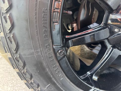 Used 2018 Chevrolet Suburban LT image 25