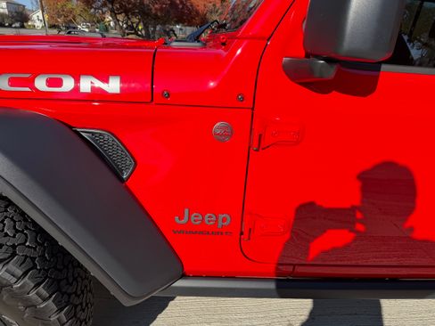 Used 2024 Jeep Wrangler Unlimited Rubicon w/ Technology Group image 2