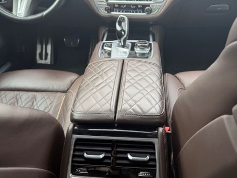 Used 2022 BMW 750i xDrive w/ Luxury Rear Seating Package image 10