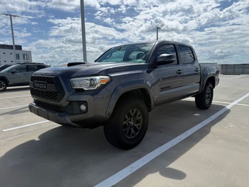 Used 2017 Toyota Tacoma TRD Sport w/ Tow Package RWD image 2