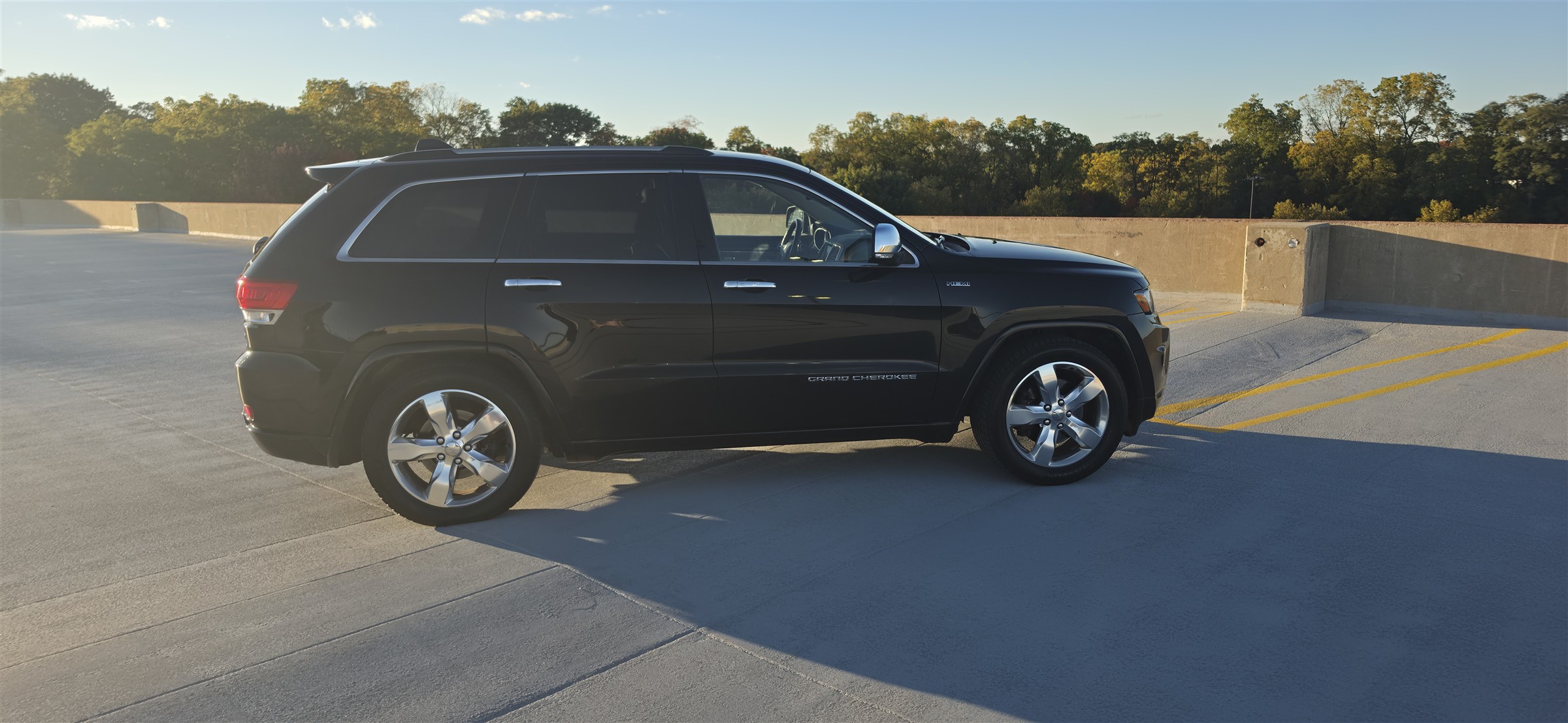 Used 2014 Jeep Grand Cherokee Overland AWD/4WD image 4
