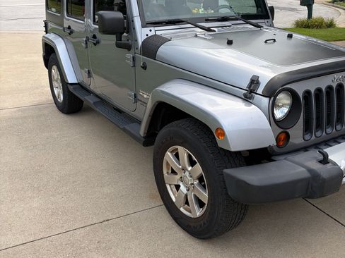 Used 2013 Jeep Wrangler Unlimited Sahara w/ Dual Top Group AWD/4WD image 4