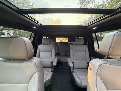 Used 2022 GMC Yukon XL SLT w/ SLT Premium Package RWD image 16