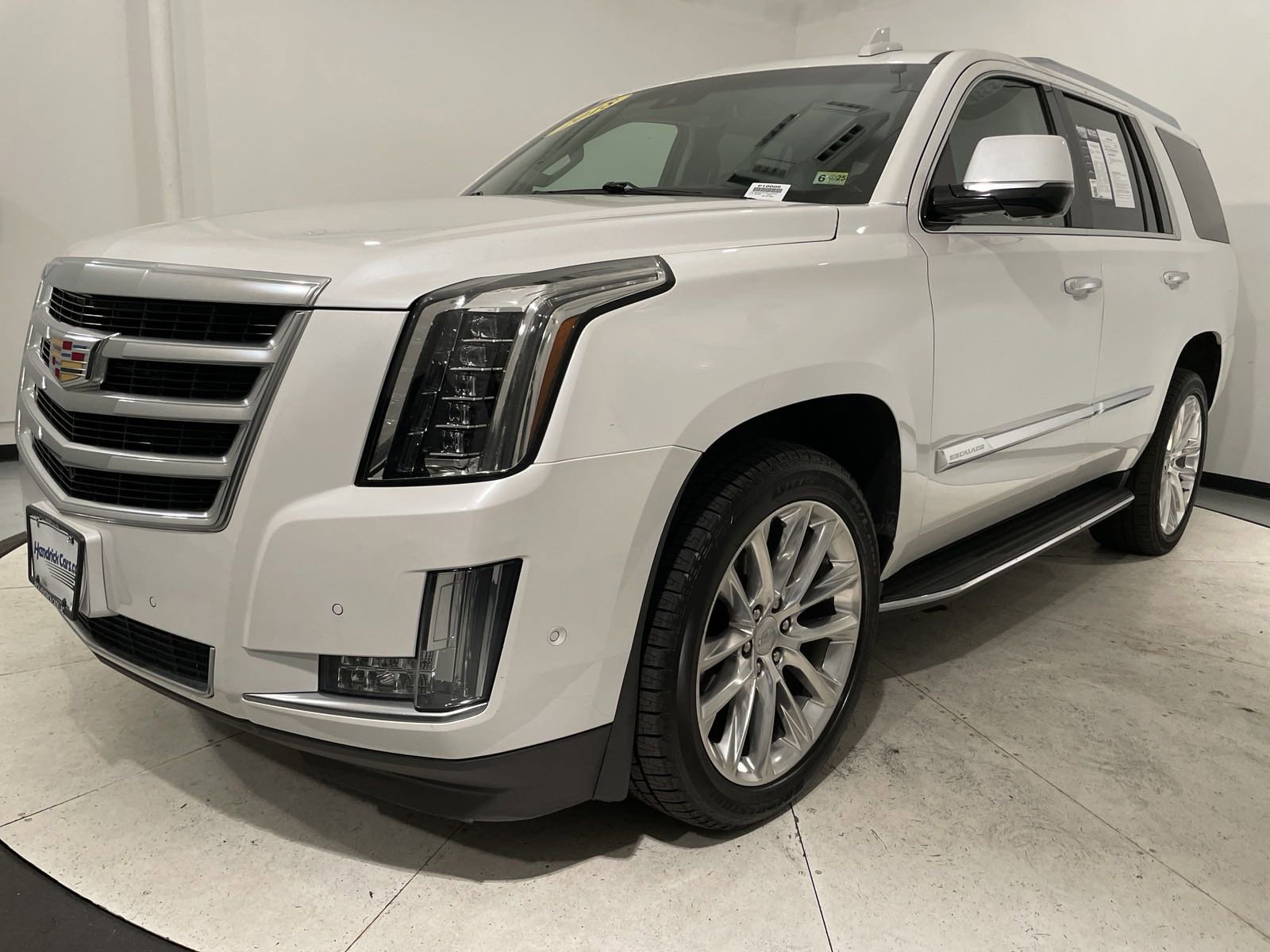 Used 2018 Cadillac Escalade Luxury AWD/4WD image 2
