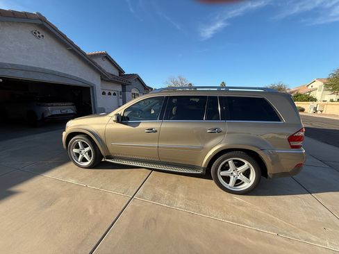Used 2009 Mercedes-Benz GL 550 4MATIC image 1