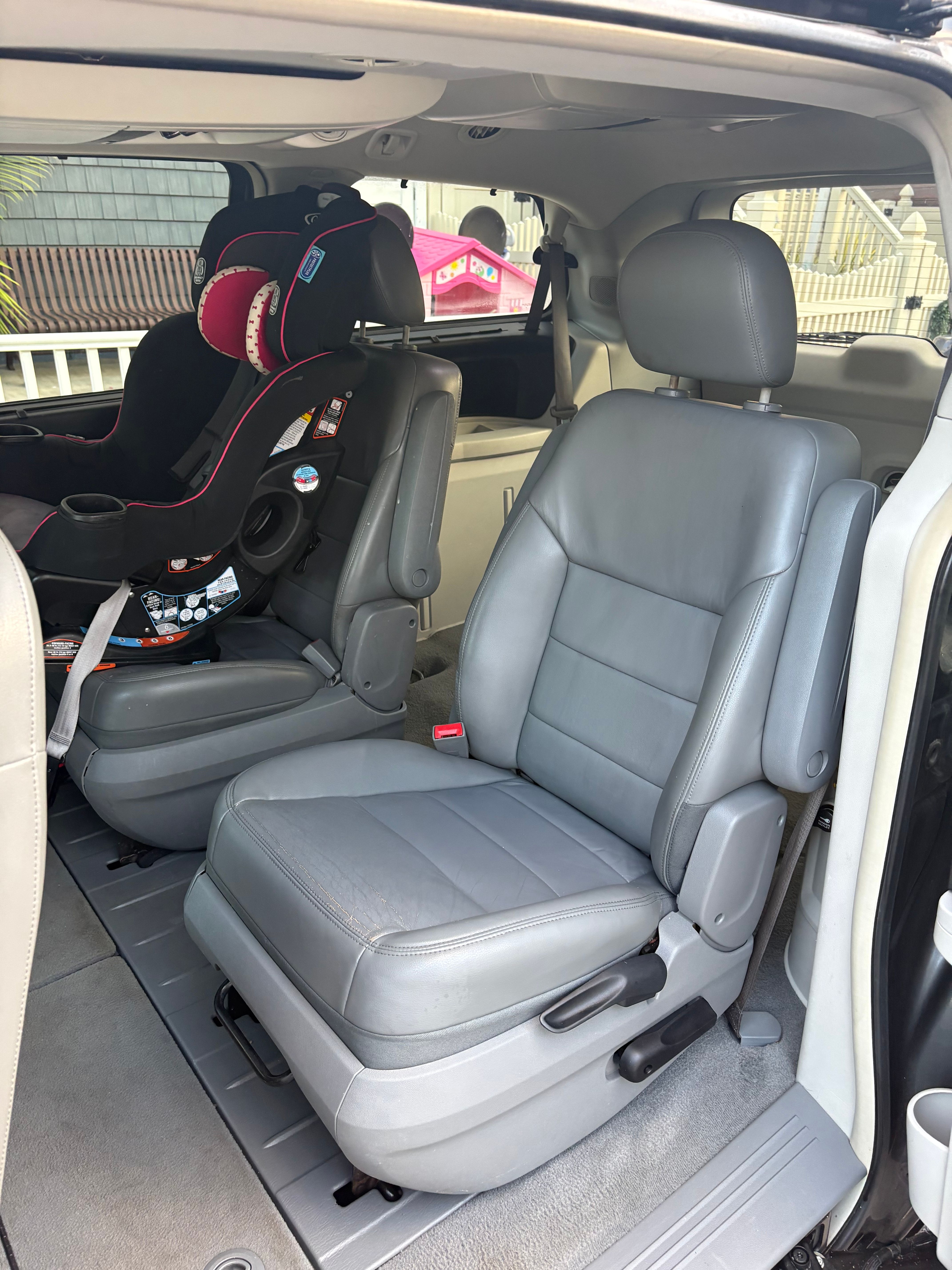 Used 2011 Volkswagen Routan SEL FWD image 4
