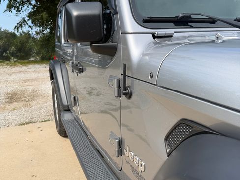 Used 2018 Jeep Wrangler Unlimited Sport S AWD/4WD image 6