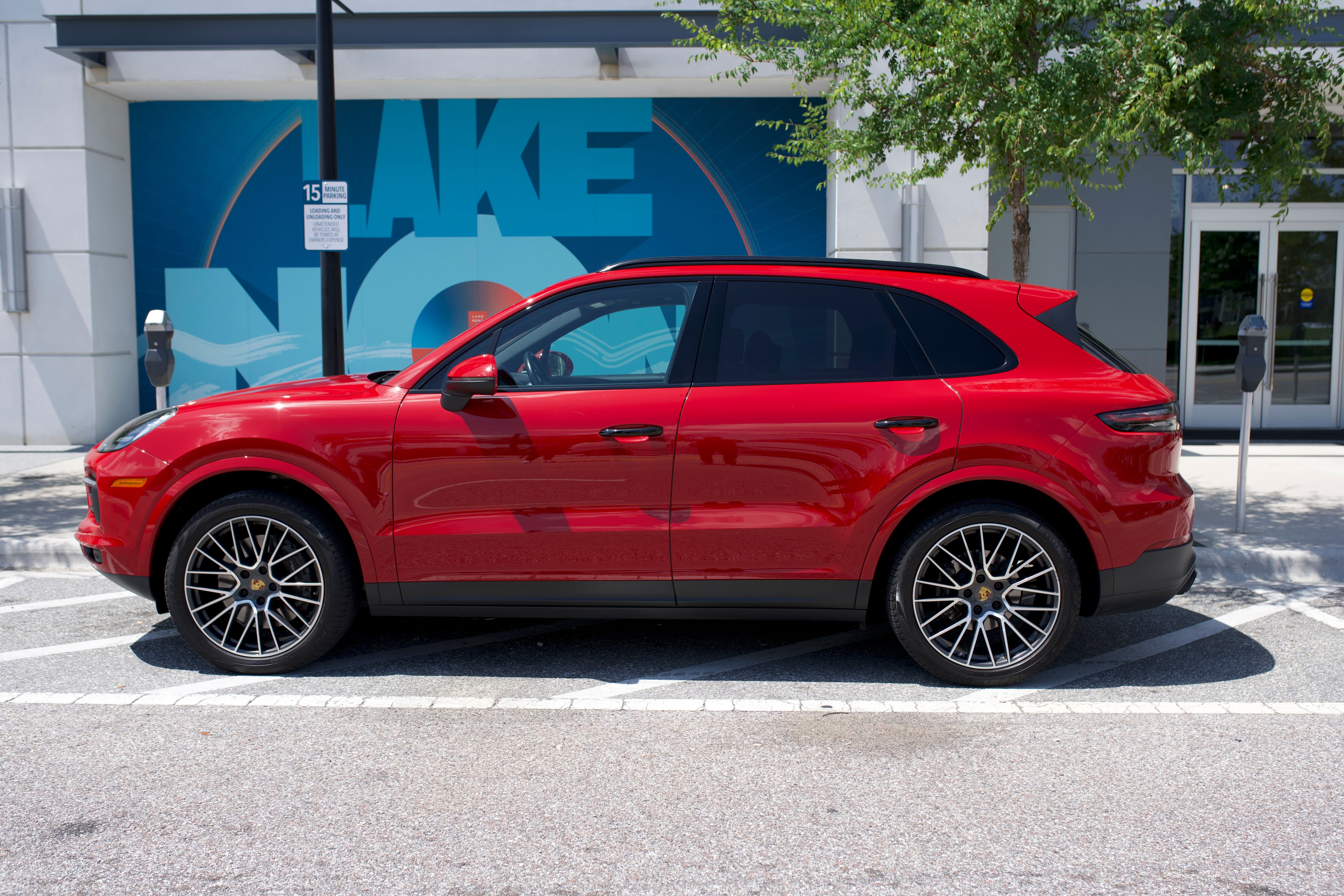 Used 2021 Porsche Cayenne w/ Premium Package AWD/4WD image 17