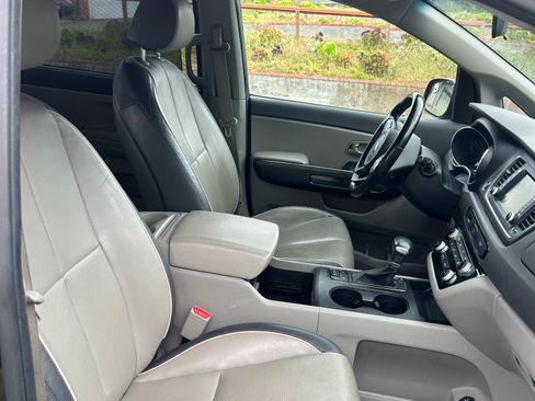 Used 2017 Kia Sedona LX w/ LX Essentials Premium Package image 9