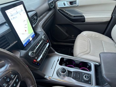 Used 2020 Ford Explorer Platinum w/ Premium Technology Package image 12